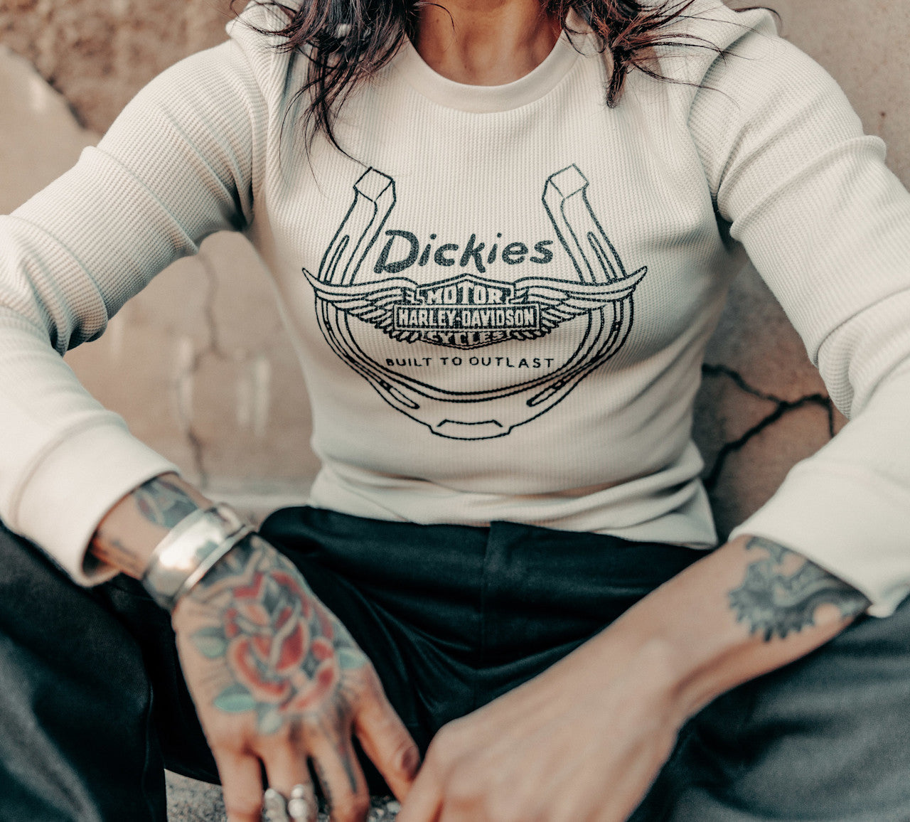 T-shirt thermique à manches longues Dickies x HD Winged Horseshoe pour femme - 96111-26VW