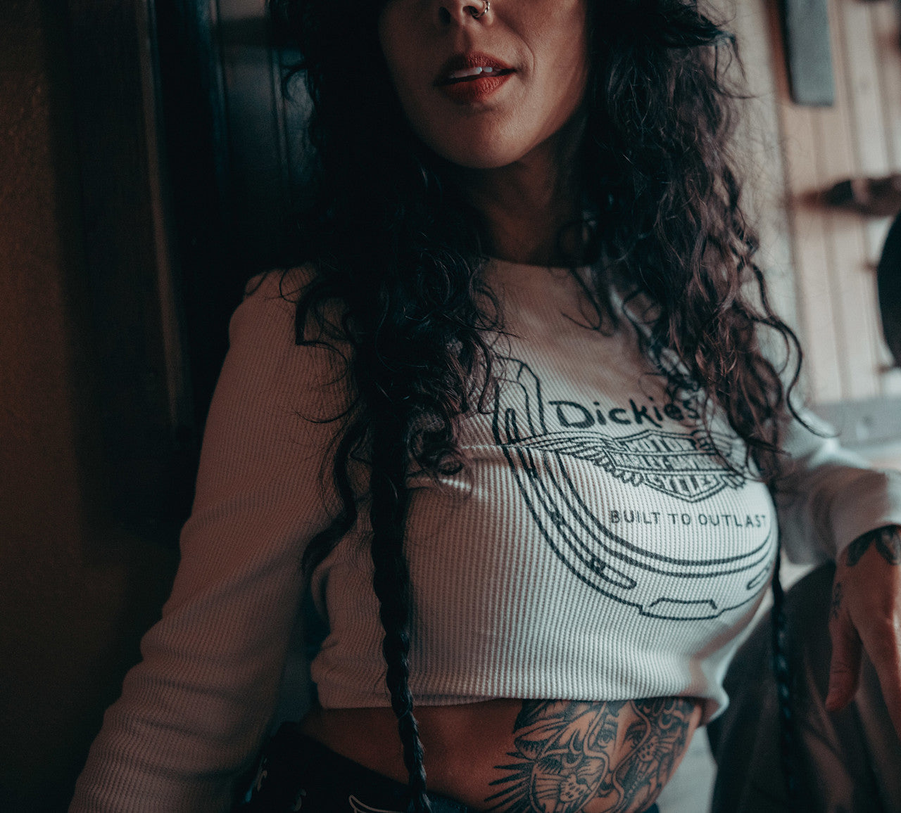 T-shirt thermique à manches longues Dickies x HD Winged Horseshoe pour femme - 96111-26VW